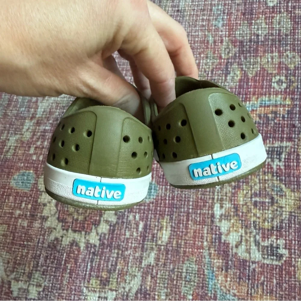 Native C5 Olive Green Kids Shoes with White Soles - Picture 5 of 5